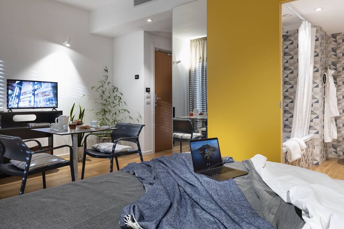 Superior Double Room | Minibar, in-room safe, desk, blackout drapes