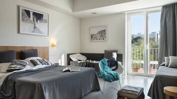 Minibar, Zimmersafe, Schreibtisch, Verdunkelungsvorhänge