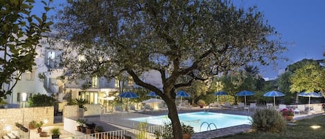 Una piscina al aire libre de temporada