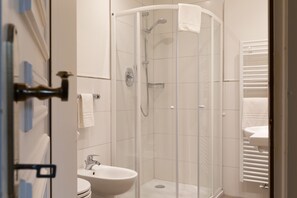 Quarto solteiro clássico | Banheiro | Chuveiro, produtos de toalete grátis, secador de cabelo