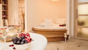 Un dormitorio acogedor con una cama, una mesita de noche y una ventana.