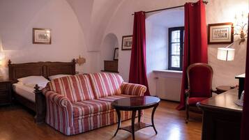 Kamar Double Deluks | Seprai antialergi, minibar, brankas, dan didekorasi berbeda-beda