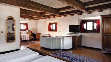 Suite (Tower) | Hypo-allergenic bedding, minibar, in-room safe, desk