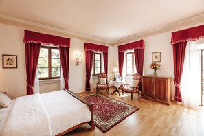 Suite Junior, balcone | Biancheria da letto ipoallergenica, minibar, una cassaforte in camera