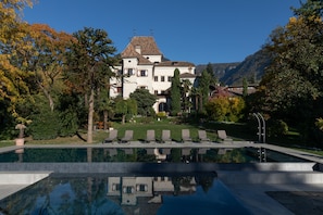 Vista frontal de la propiedad