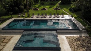 Piscina interna, piscina externa, funciona das 7h às 20h, guarda-sóis