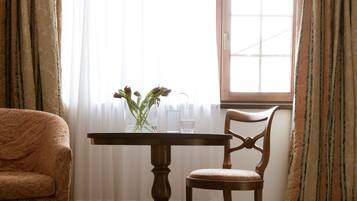 Kamar Single Klasik | Seprai antialergi, minibar, brankas, dan didekorasi berbeda-beda