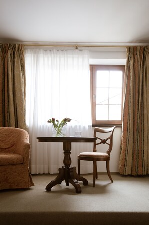 Classic enkelrum | Allergitestade sängkläder, minibar och värdeförvaringsskåp på rummet