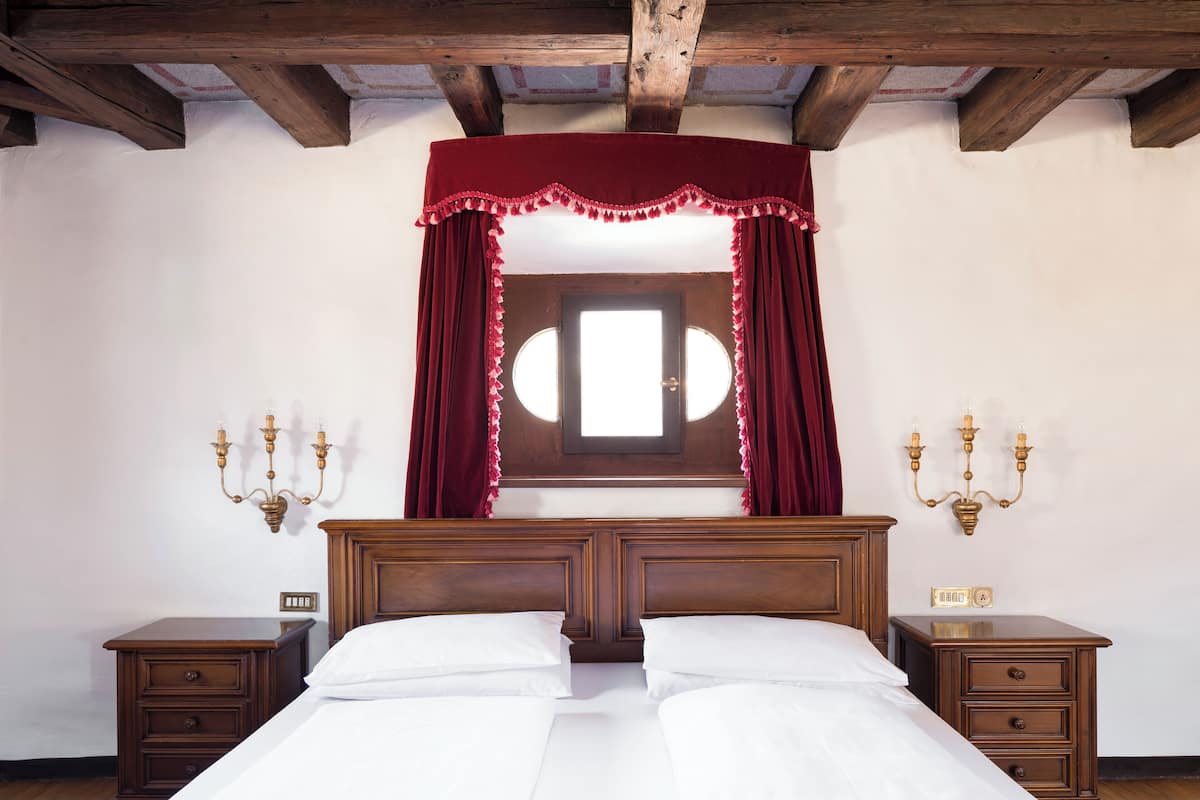 Suite (Tower) | Hypo-allergenic bedding, minibar, in-room safe, individually decorated