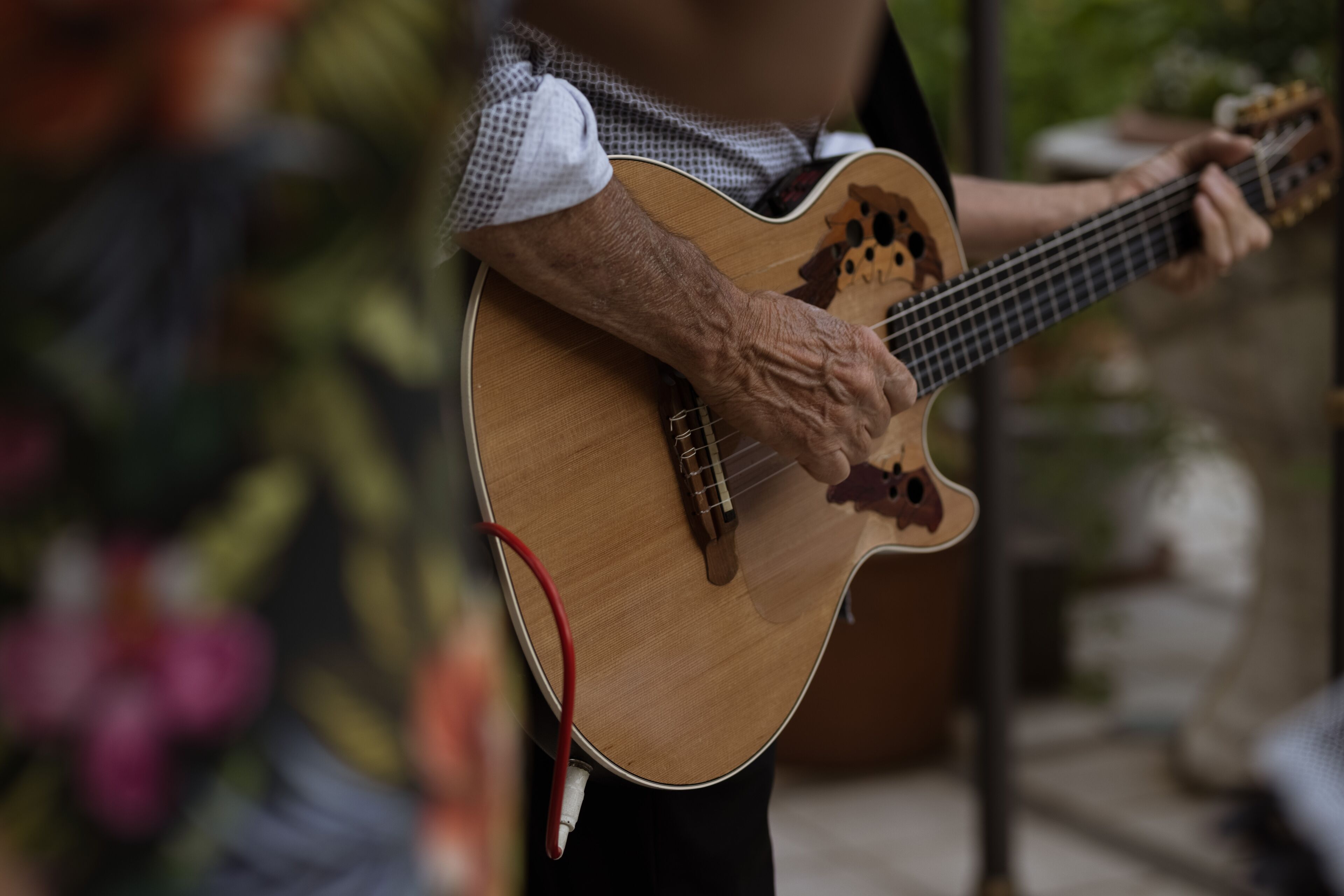 Un gros plan d’une personne jouant de la guitare acoustique.