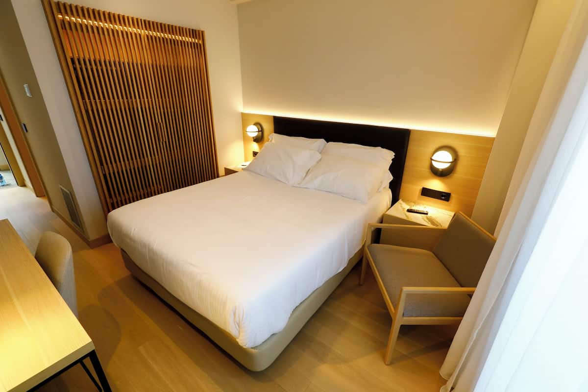 Minibar, coffres-forts dans les chambres, bureau, rideaux occultants
