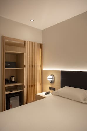 1 chambre, minibar, coffres-forts dans les chambres, bureau