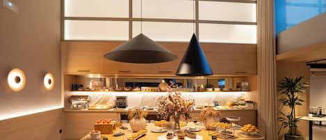 Petit déjeuner buffet servi en semaine (15.50 EUR par personne)