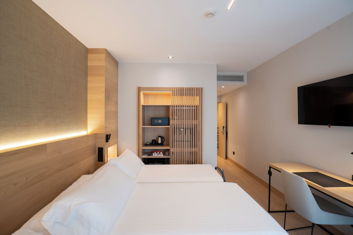 Double Room with Extra Bed | 1 dormitorio, minibar, caja fuerte y escritorio