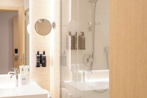 Double Room with Extra Bed | Minibar, in-room safe, desk, blackout curtains - Hotel Zenit Bilbao (Bilbao)