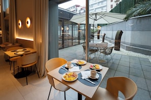 Desayuno buffet todos los días (EUR 15.50 por persona)