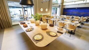 每日供应自助式早餐(每人 EUR 15.50)