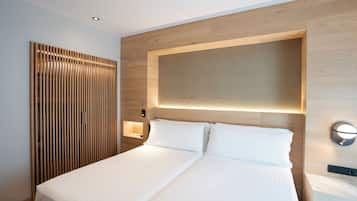 Minibar, coffres-forts dans les chambres, bureau, rideaux occultants