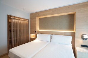 Minibar, in-room safe, desk, blackout drapes - Hotel Zenit Bilbao (Bilbao)