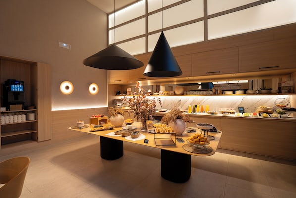 Ontbijtbuffet op werkdagen (EUR 15.50 per persoon)