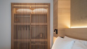 Minibar, safe på rommet, skrivebord og blendingsgardiner