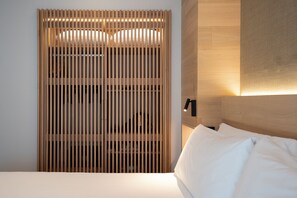 Een minibar, een kluis op de kamer, een bureau, verduisterende gordijnen