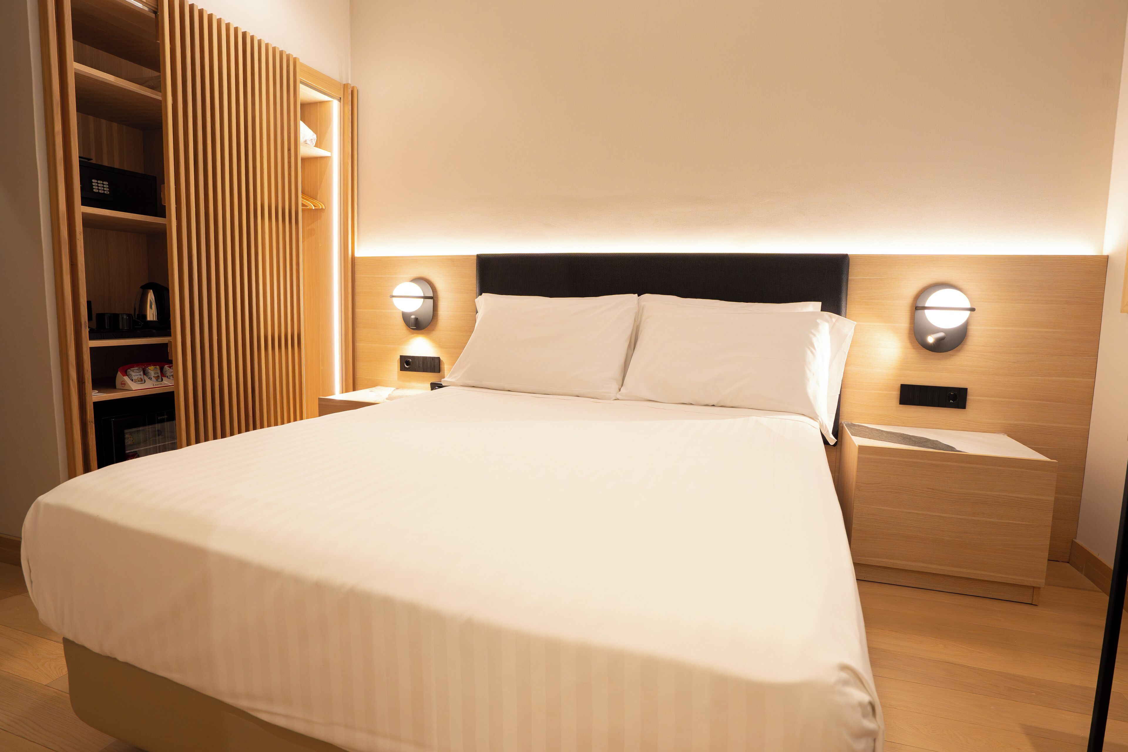 single room | 1 bedroom, minibar, in-room safe, desk