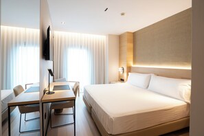 Minibar, safe på rommet, skrivebord og blendingsgardiner