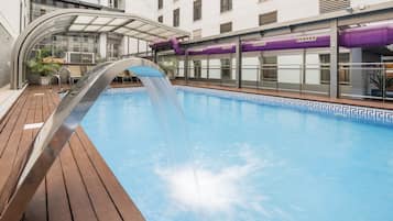 Piscina coberta (horari: 10:00-21:30) i gandules
