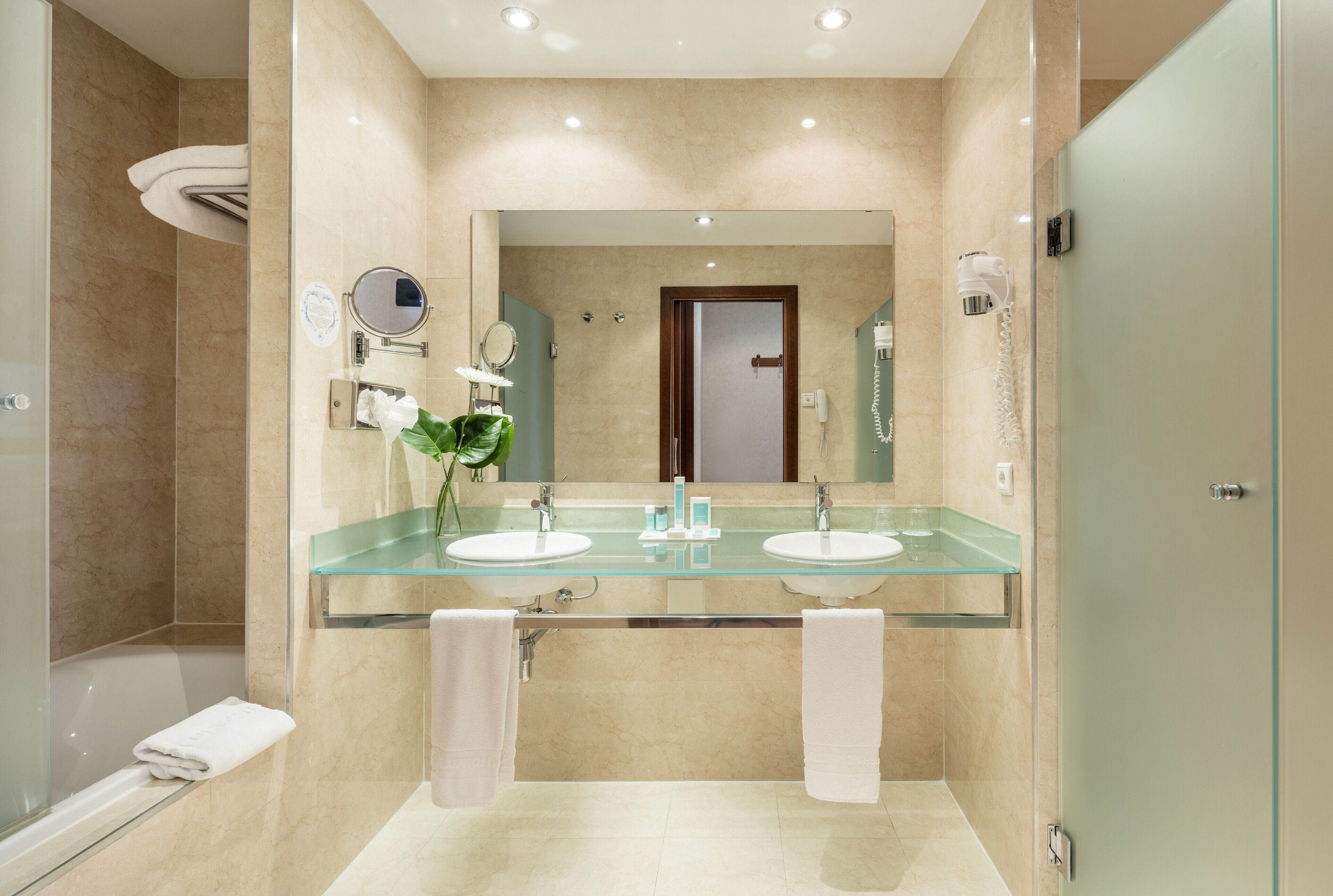 combined shower/bathtub, eco-friendly toiletries, hair dryer, bidet