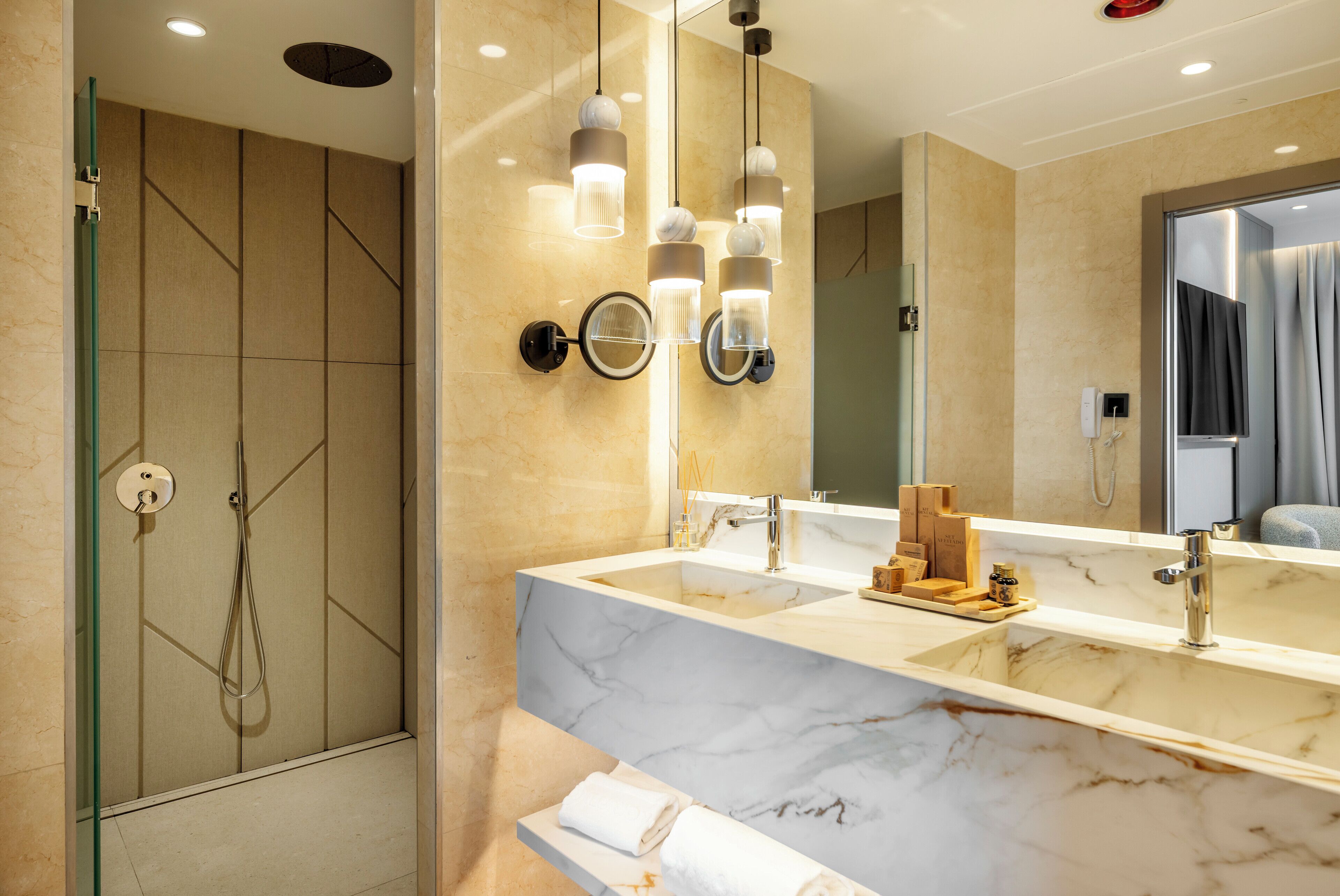 junior suite | bathroom | combined shower/bathtub, eco-friendly toiletries, hair dryer, bidet