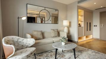 Junior suite | Donsdekens, een kluis op de kamer, een bureau, een laptopwerkplek