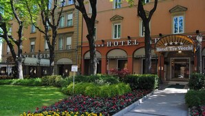Hotel Tre Vecchi with a well-maintained garden and a clear pathway leading to the entrance. - Zanhotel Tre Vecchi (Bologna)