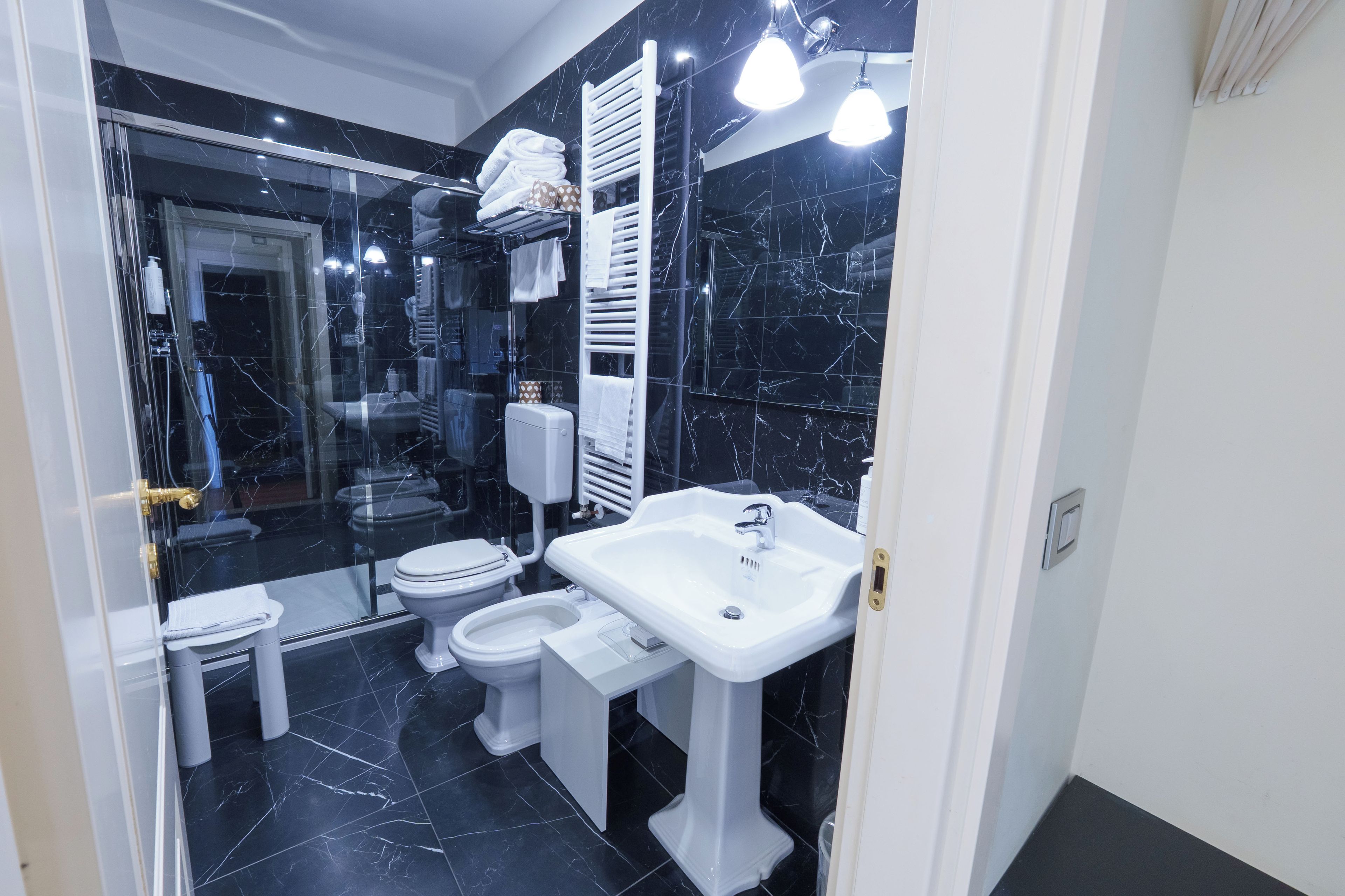 Ein modernes Badezimmer mit Toilette, Bidet und Waschbecken.