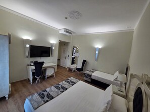 Kolmen hengen huone | Italialaiset Frette-lakanat, ylelliset vuodevaatteet, untuvapeitot