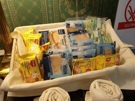 Una bandeja con diversos productos alimenticios sin gluten.