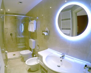 Economy Room | Bathroom | Shower, rainfall showerhead, free toiletries, hair dryer - Zanhotel Europa (Bologna)