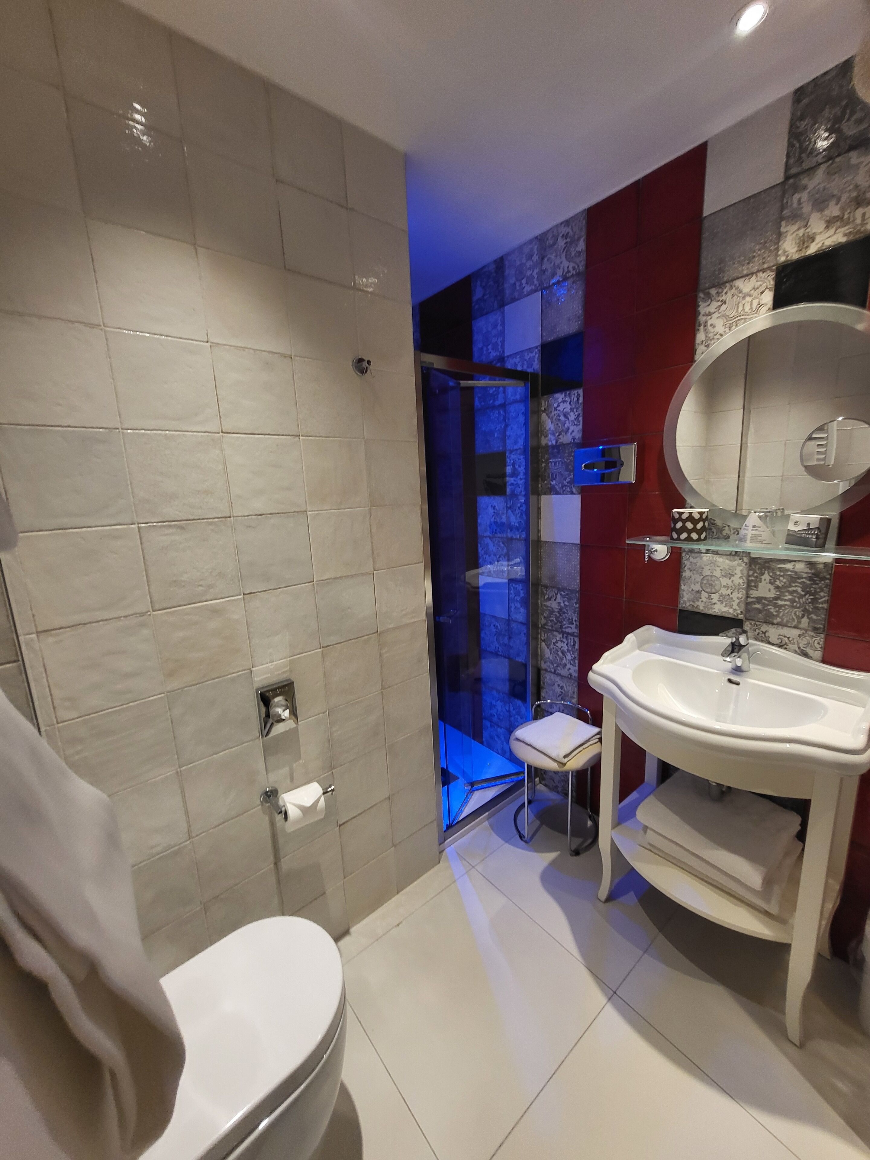 classic triple room | bathroom | shower, free toiletries, hair dryer, bidet