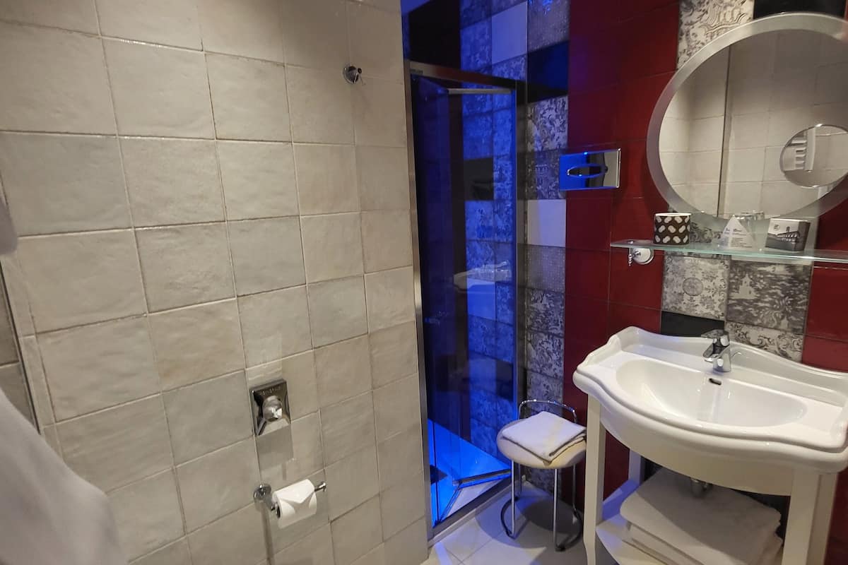 classic triple room | bathroom | shower, free toiletries, hair dryer, bidet