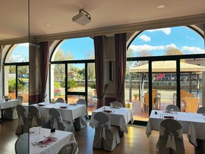 Se sirven cenas y cocina italiana; con mesas al aire libre 