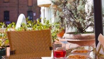 Dinner served, Italian cuisine, alfresco dining