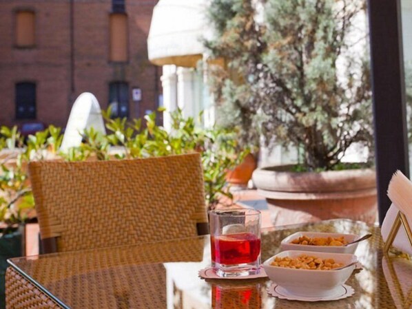 Dinner served, Italian cuisine, alfresco dining