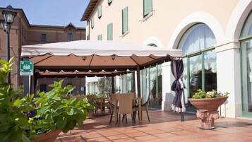 Dinner served, Italian cuisine, al fresco dining