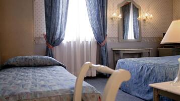 Triple Room | Minibar, in-room safe, desk, free cribs/infant beds