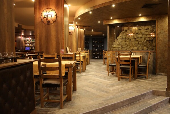 2 restaurants, serveren ontbijt, lunch, diner, internationale gerechten