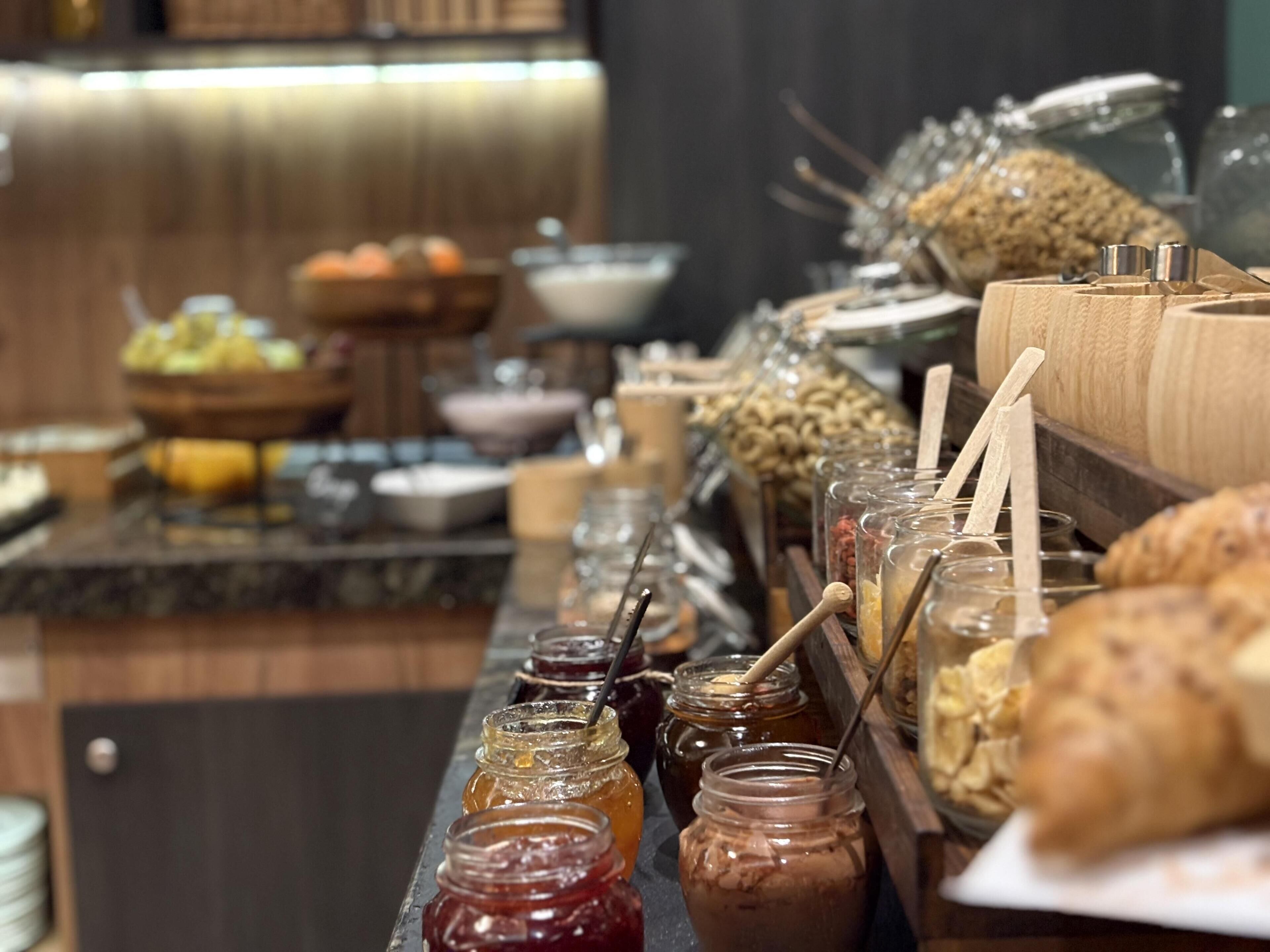 Un buffet proposant une variété de plats et d'accompagnements.