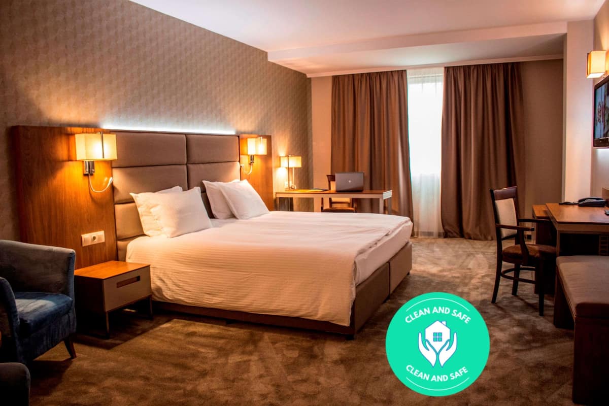 Executive Room, 1 King Bed | Minibar, in-room safe, desk, blackout drapes