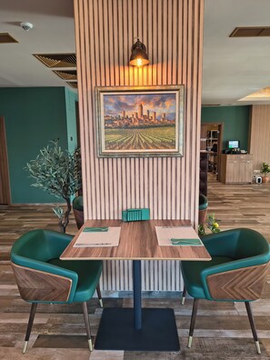 2 restaurants, breakfast, lunch, dinner served; international cuisine  - Golden Tulip Varna (Varna)