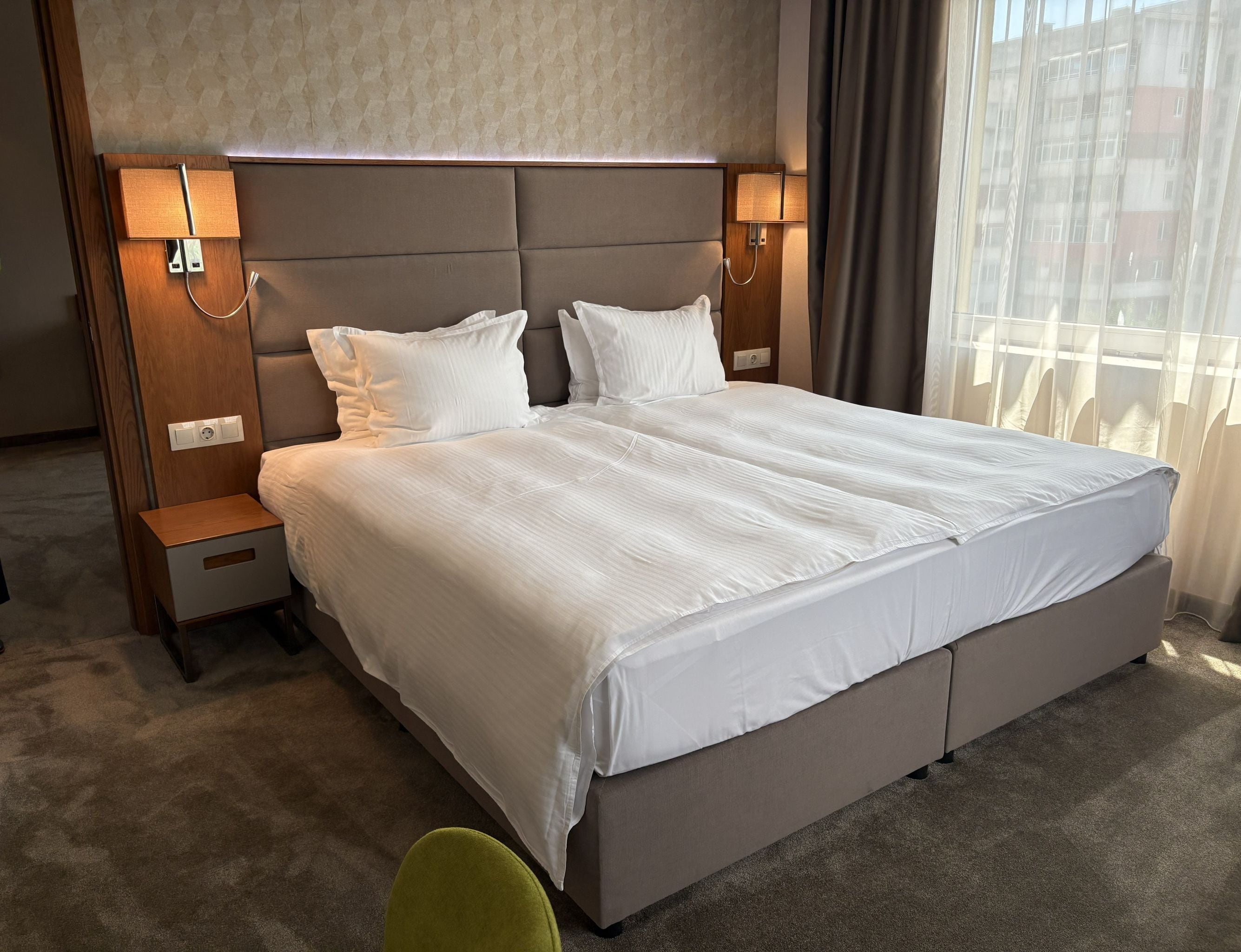 Suite estándar, 1 cama de matrimonio grande | Minibar, caja fuerte, escritorio y cortinas opacas