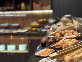 Desayuno buffet diario (EUR 10 por persona)